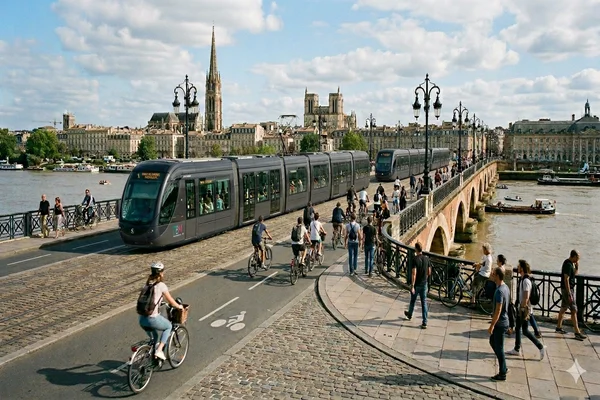 Tram de Bordeaux sur pont de pierre Bordeaux VTC Gironde