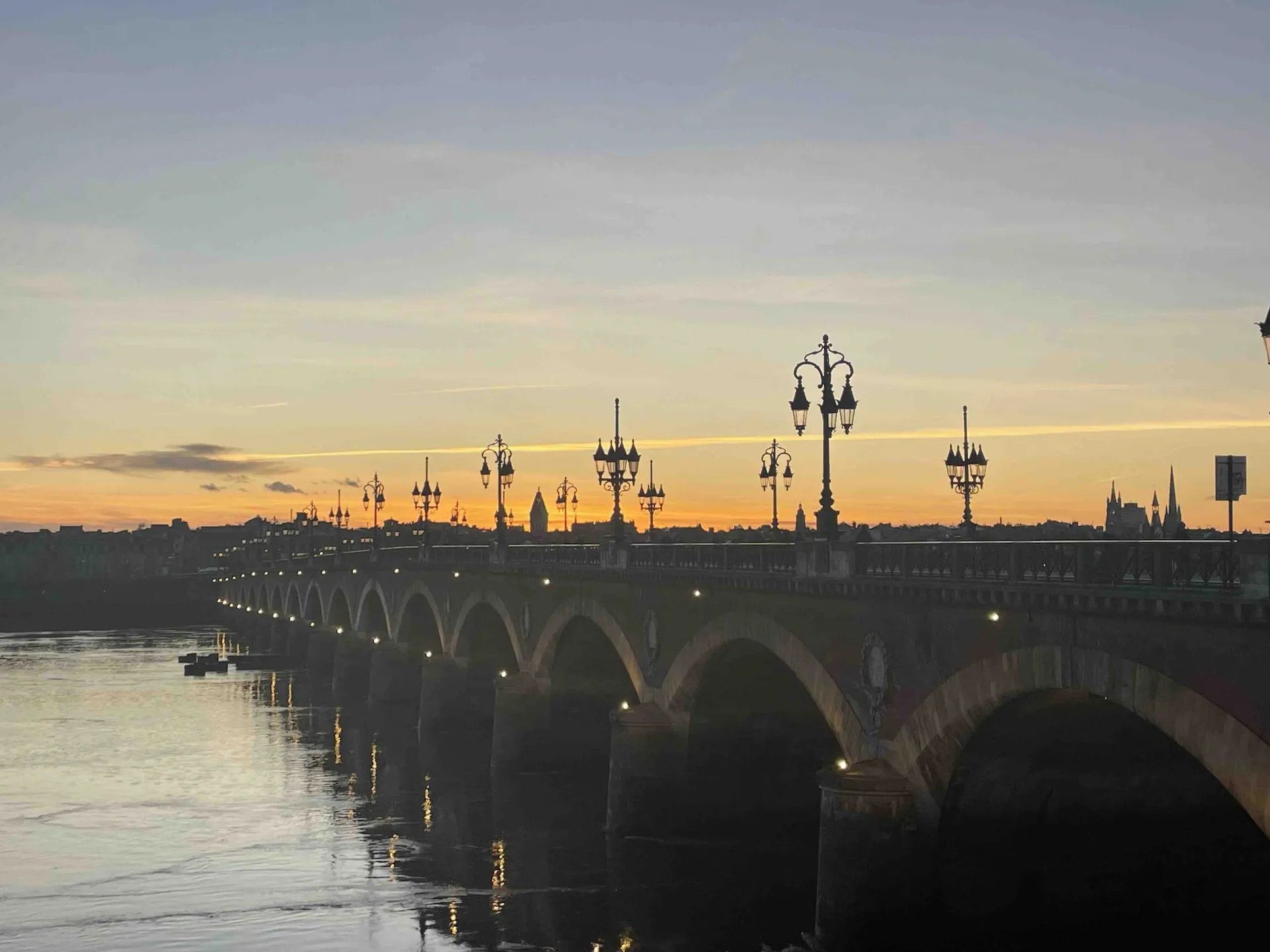 Pont de Pierre au levé du jour VTC BORDEAUX REGIS DRIVE